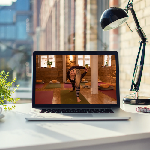 Andrea Yoga im Laptop