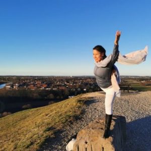 Goldi macght Yoga am Müllberg in Fürth